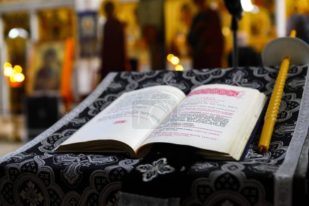 Foto de Un libro abierto con el texto de la Iglesia Ortodoxa, Biblia, Salterio, Eslavo Antiguo. El concepto de ortodoxia. - Imagen libre de derechos