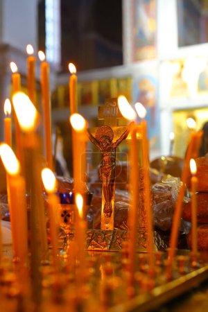 Panakhida, Begräbnisliturgie in der orthodoxen Kirche. Christen zünden Kerzen vor dem orthodoxen Kreuz mit Kruzifix an, beten für die Toten. Das Konzept des orthodoxen Glaubens und der Religion.