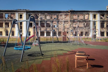 Téléchargez les photos : Détruite et brûlée école ukrainienne à la suite de l'agression russe contre l'Ukraine. Kharkiv city. Guerre en Ukraine - en image libre de droit
