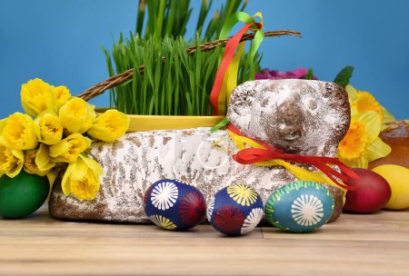 Osterlamm-Kuchen und wunderschöne handbemalte Ostereier halten Bilder bereit. Tschechische Osterlamm-Torte und gefärbte Eier Stillleben Archivfoto. Traditionelle einzigartige Ostereier-Bilder