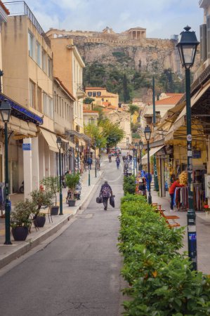 Téléchargez les photos : Grèce - Athènes, vue acropole depuis une rue verticale - en image libre de droit