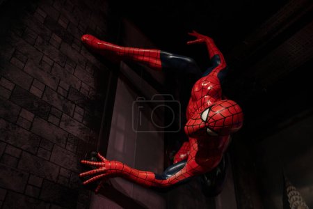 Foto de Estambul, Turquía - 10 de febrero de 2023: Escultura de cera de Spiderman en Madame Tussauds Estambul. - Imagen libre de derechos