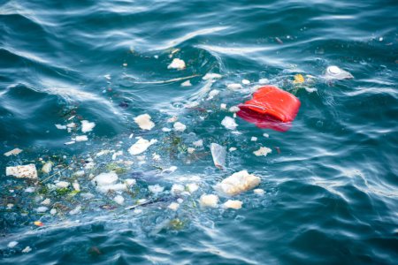 Foto de Residuos plásticos y basura en el mar. - Imagen libre de derechos
