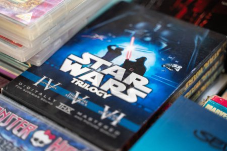 Téléchargez les photos : DVD de Star Wars Trilogy au marché aux puces. Ankara, Turquie - 7 mai 2023. - en image libre de droit