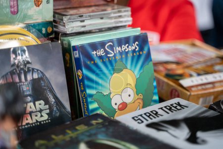 Téléchargez les photos : DVD de la onzième saison des Simpson au marché aux puces. Ankara, Turquie - 7 mai 2023. - en image libre de droit