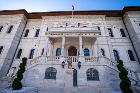 Téléchargez les photos : Le Sivas Congress and Ethnography Museum est un musée situé dans le centre-ville. Sivas, Turquie - 9 mai 2023. - en image libre de droit