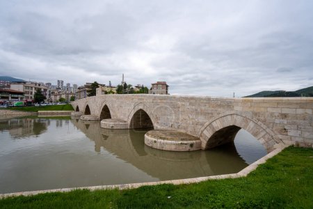 Foto de El histórico puente Hidirlik sobre el río Yesilirmak en el centro de la ciudad de Tokat. Tokat, Turquía - 10 de mayo de 2023. - Imagen libre de derechos