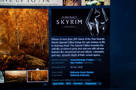 Foto de El cartel del juego Elder Scrolls V Skyrim PC en la pantalla del ordenador portátil de la tienda de juegos de Steam. The Elder Scrolls V: Skyrim es un videojuego de rol de acción. Ankara, Turquía - 23 de mayo de 2023. - Imagen libre de derechos
