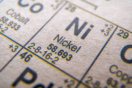 Téléchargez les photos : Nickel sur le tableau périodique des éléments. - en image libre de droit