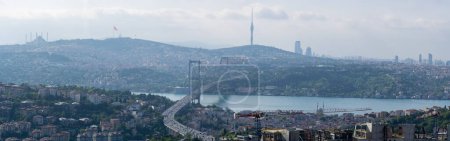 Téléchargez les photos : Pont du Bosphore, Tour Camlica et Mosquée Camlica avec vue panoramique sur Istanbul. Istanbul, Turquie - 28 mai 2023. - en image libre de droit