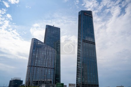 Téléchargez les photos : Skyland Istanbul est un complexe à usage mixte de trois gratte-ciel dans le quartier Huzur du quartier Sariyer à Istanbul. Istanbul, Turquie - 20 juin 2023. - en image libre de droit