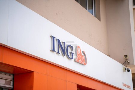 Foto de Signo y logotipo de ING en el distrito de Konak. ING es la filial turca del Grupo ING, una compañía bancaria internacional. Izmir, Turquía - 1 de julio de 2023. - Imagen libre de derechos