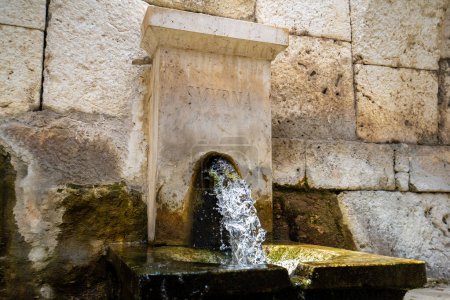 Antikes Wassersystem hat die Agora von Smyrna in Izmir, Türkei, lokalisiert.