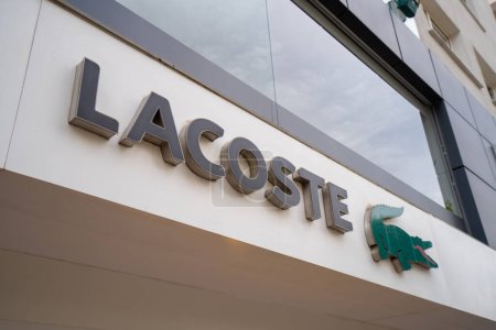 Foto de Firma y logotipo de Lacoste en el distrito de Konak. Lacoste S.A. es una empresa francesa. Izmir, Turquía - 1 de julio de 2023. - Imagen libre de derechos
