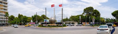 Téléchargez les photos : Vue panoramique de la place Lozan dans le quartier Konak. Izmir, Turquie - 1er juillet 2023. - en image libre de droit