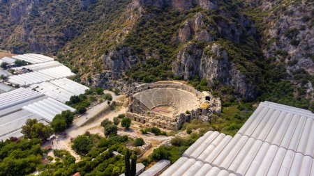 Téléchargez les photos : Vue aérienne du théâtre antique et des tombes rupestres de la ville antique de Myra. - en image libre de droit