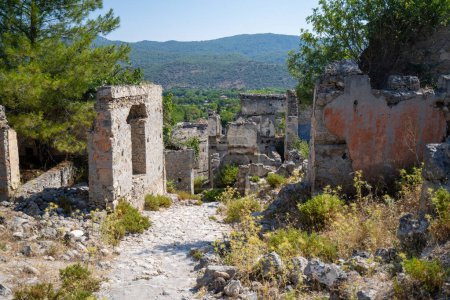 Foto de Calle Stone en la ciudad fantasma de Kayakoy. Kayakoy es un pueblo griego abandonado en el distrito de Fethiye, Turquía.. - Imagen libre de derechos