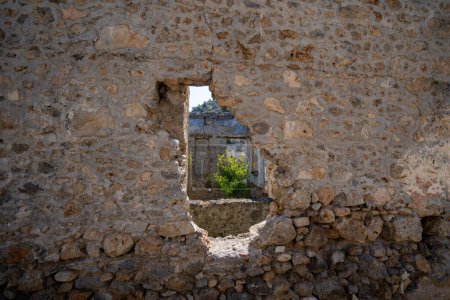 Foto de La pared de la antigua casa abandonada en la ciudad fantasma de Kayakoy. Kayakoy es un pueblo griego abandonado en el distrito de Fethiye, Turquía.. - Imagen libre de derechos