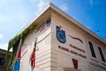 Téléchargez les photos : Bâtiment du musée Trabzonspor. Le musée Samil Ekinci est un musée du sport situé à Trabzon. Trabzon, Turquie - 20 juillet 2023. - en image libre de droit