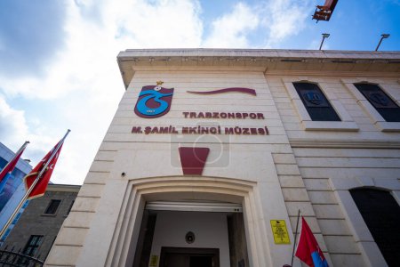 Téléchargez les photos : Bâtiment du musée Trabzonspor. Le musée Samil Ekinci est un musée du sport situé à Trabzon. Trabzon, Turquie - 20 juillet 2023. - en image libre de droit