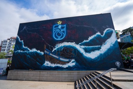 Téléchargez les photos : Graffitis Trabzonspor sur le bâtiment dans le centre-ville de Trabzon. Trabzon, Turquie - 20 juillet 2023. - en image libre de droit