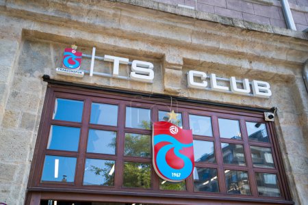 Téléchargez les photos : TS Club store dans le centre-ville de Trabzon. TS Club est le magasin qui vend des vêtements sous licence du Trabzonspor Club. Trabzon, Turquie - 20 juillet 2023. - en image libre de droit