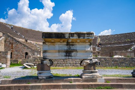 Foto de Vista de ruinas antiguas en Bergama Asklepion Archaeological Site. Asklepion era un centro de tratamiento en el exterior de la Acrópolis de Pérgamo. Izmir, Turquía - 23 de julio de 2023. - Imagen libre de derechos