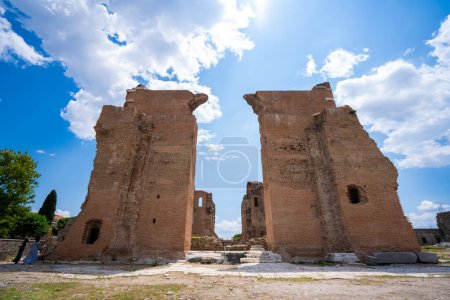 Téléchargez les photos : La basilique rouge est un temple monumental en ruine dans l'ancienne ville de Pergame. Izmir, Turquie - 23 juillet 2023. - en image libre de droit