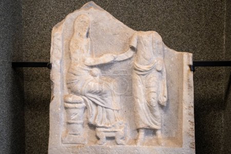 Foto de Grave stele from the Hellenistic period in the Bergama Museum. Izmir, Turquía - 23 de julio de 2023. - Imagen libre de derechos
