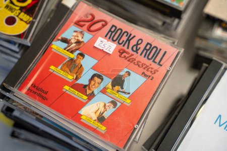 Téléchargez les photos : 20 Rock and Roll Classics Part 2 CD album au marché aux puces. Ankara, Turquie - 6 août 2023. - en image libre de droit