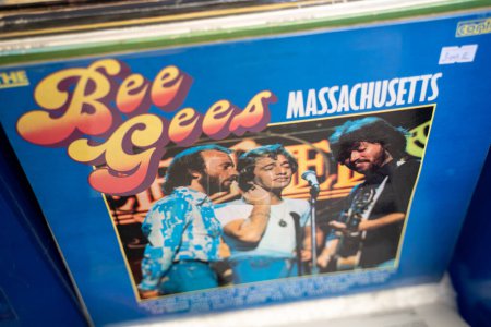 Foto de Massachusetts (The Lights Went Out In) es una canción de los Bee Gees en el mercado de pulgas. Ankara, Turquía - 6 de agosto de 2023. - Imagen libre de derechos