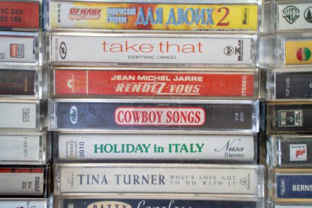 Téléchargez les photos : Cowboy Songs vieille cassette de musique au marché aux puces. Ankara, Turquie - 6 août 2023. - en image libre de droit