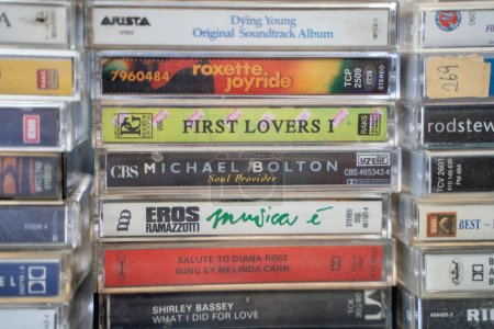 Téléchargez les photos : Soul Provider par Michael Bolton vieille cassette de musique au marché aux puces. Ankara, Turquie - 6 août 2023. - en image libre de droit