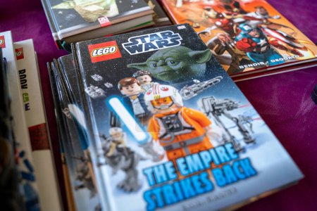 Téléchargez les photos : LEGO Star Wars : The Empire Strikes Back livre au marché aux puces. Ankara, Turquie - 6 août 2023. - en image libre de droit