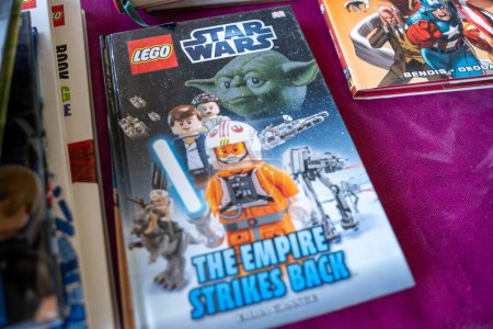 Foto de LEGO Star Wars: The Empire Strikes Back book at the flea market (en inglés). Ankara, Turquía - 6 de agosto de 2023. - Imagen libre de derechos