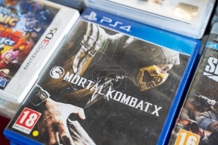 Foto de Mortal Kombat X Playstation 4 CD de juegos en el mercado de pulgas. Ankara, Turquía - 6 de agosto de 2023. - Imagen libre de derechos