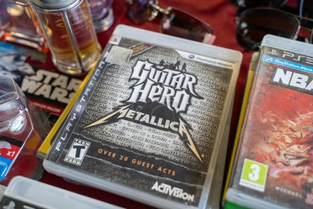 Foto de Guitar Hero Metallica CD de Playstation en el mercado de pulgas. Ankara, Turquía - 6 de agosto de 2023. - Imagen libre de derechos