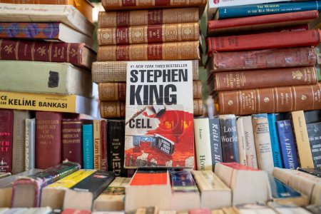 Téléchargez les photos : Cell book de Stephen King au marché aux puces. Ankara, Turquie - 6 août 2023. - en image libre de droit