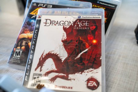 Téléchargez les photos : Dragon Age Origins PlayStation jeu CD au marché aux puces. Ankara, Turquie - 6 août 2023. - en image libre de droit