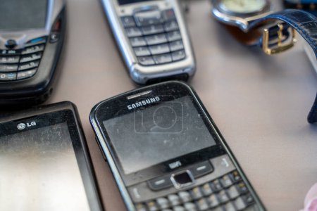 Foto de Samsung y LG viejos modelos de teléfonos en el mercado de pulgas. Ankara, Turquía - 6 de agosto de 2023. - Imagen libre de derechos
