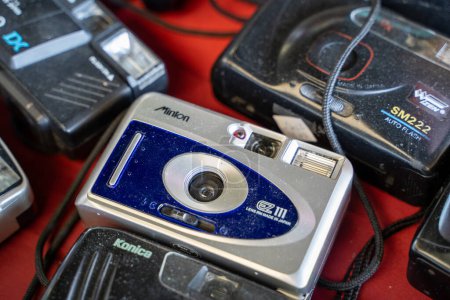 Téléchargez les photos : Caméra vintage Minton EZ 111 au marché aux puces. Ankara, Turquie - 6 août 2023. - en image libre de droit
