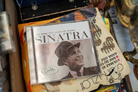 Téléchargez les photos : My Wat Le meilleur de Frank Sinatra CD de musique au marché aux puces. Ankara, Turquie - 6 août 2023. - en image libre de droit