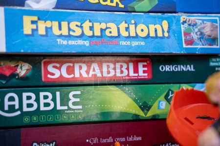 Téléchargez les photos : Scrabble Jeu de société original au marché aux puces. Ankara, Turquie - 6 août 2023. - en image libre de droit