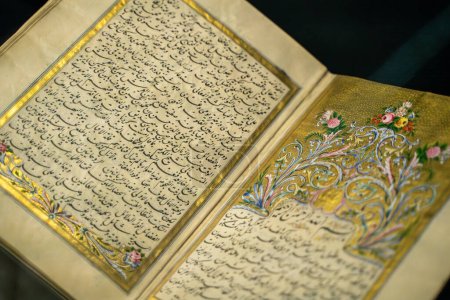 Téléchargez les photos : Livre manuscrit du Coran. Le Coran est le texte religieux central de l'islam, considéré par les musulmans comme une révélation de Dieu. Ankara, Turquie - 16 août 2023. - en image libre de droit