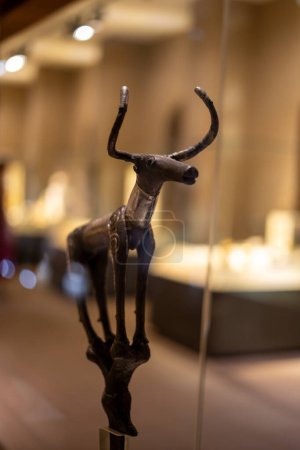 Foto de Estatuilla de toro en el Museo de las Civilizaciones Anatólicas (Anadolu Medeniyetleri Muzesi). Ankara, Turquía - 16 de agosto de 2023. - Imagen libre de derechos