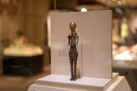 Foto de Estatuilla femenina en el Museo de las Civilizaciones Anatólicas (Anadolu Medeniyetleri Muzesi). Ankara, Turquía - 16 de agosto de 2023. - Imagen libre de derechos