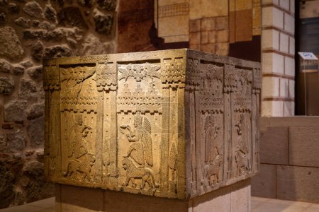Foto de Elemento de columna en relieve de Urartu en el Museo de Civilizaciones Anatólicas (Anadolu Medeniyetleri Muzesi). Ankara, Turquía - 16 de agosto de 2023. - Imagen libre de derechos