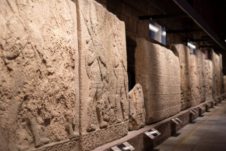Foto de Relieves en el Museo de las Civilizaciones Anatólicas (Anadolu Medeniyetleri Muzesi). Ankara, Turquía - 16 de agosto de 2023. - Imagen libre de derechos