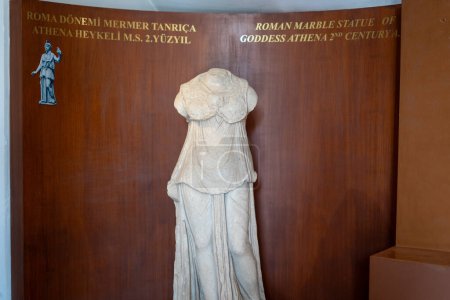 Foto de Estatua romana de mármol de la diosa Atenea en el Museo de las Civilizaciones Anatólicas (Anadolu Medeniyetleri Muzesi). Ankara, Turquía - 16 de agosto de 2023. - Imagen libre de derechos