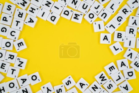 Foto de Scrabble juego letras fondo amarillo. Ankara, Turquía - 25 de agosto de 2023. - Imagen libre de derechos